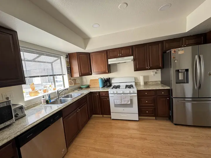 Burbank Airbnb, kitchen