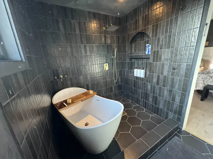 Thousand Oaks Airbnb, primary bathroom